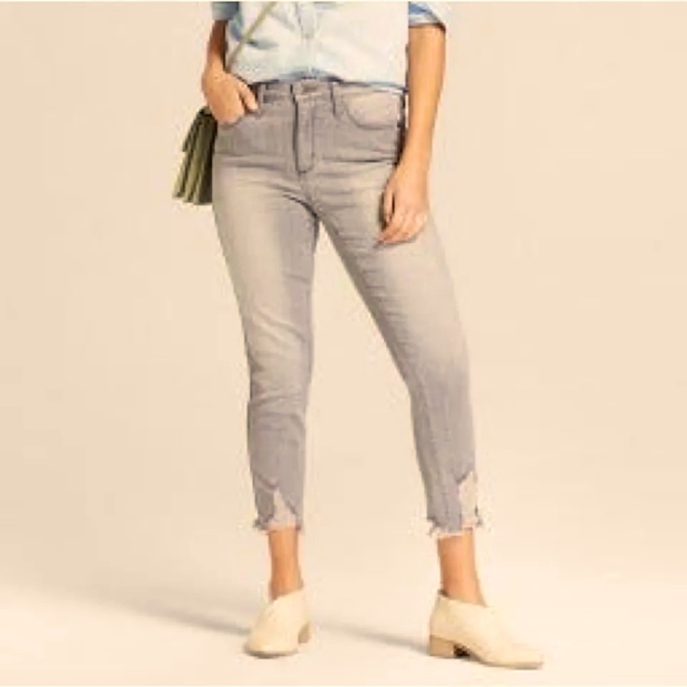 Universal Thread High Rise Skinny
Crop Light Grey Wash Size 6 - Picture 2 of 12
